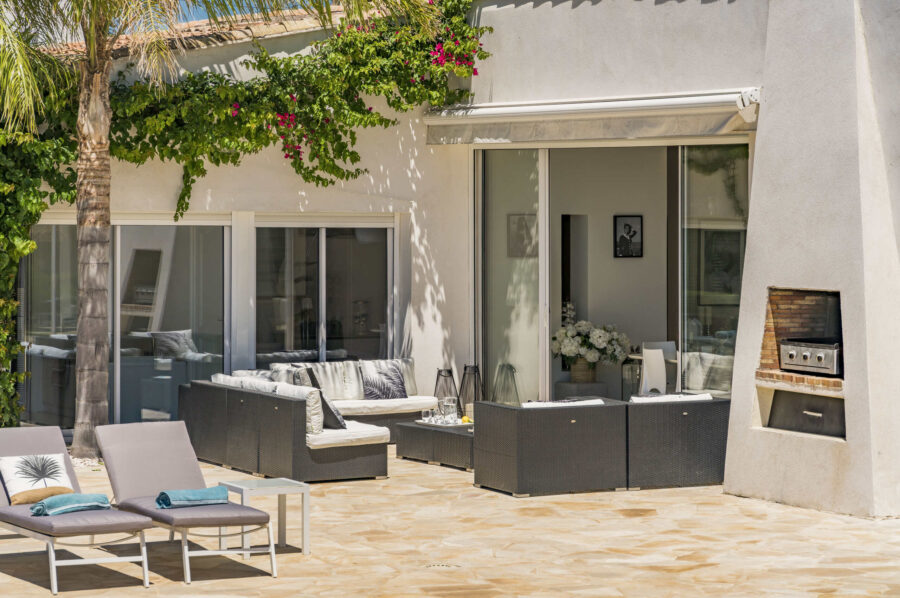 villa-cadence-patio-outdoorlounge-barbecue-summer-luxury-cannes