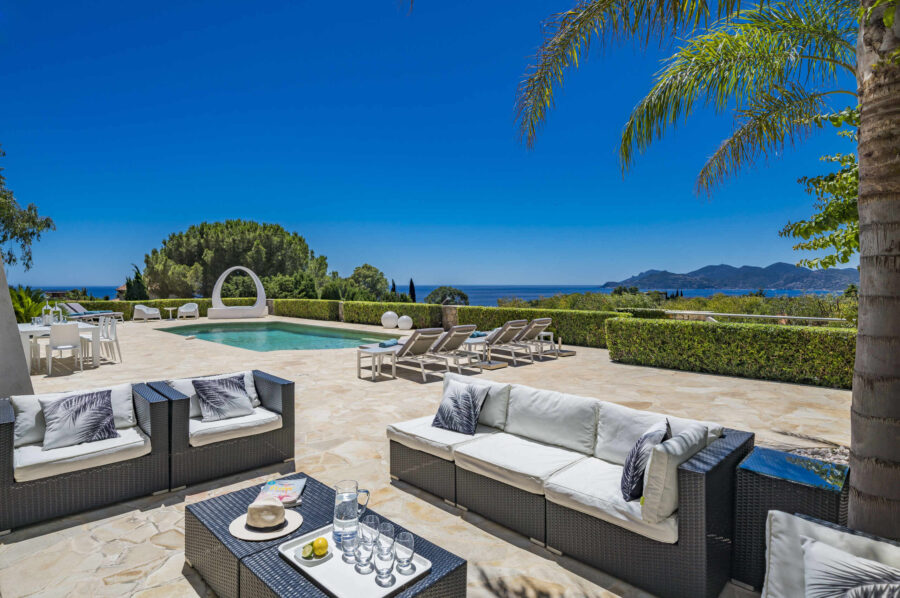 villa-cadence-pool-terrace-artwork-mountainview-oceanview-cannes