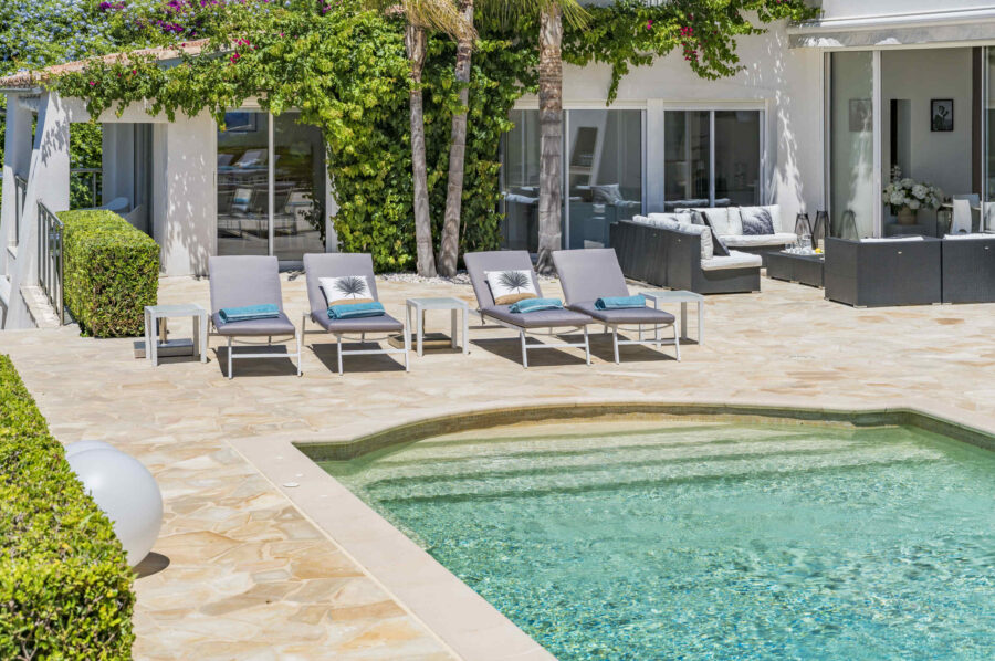 villa-cadence-pool-terrace-sunloungers-sundrenched-bright-garden-cannes