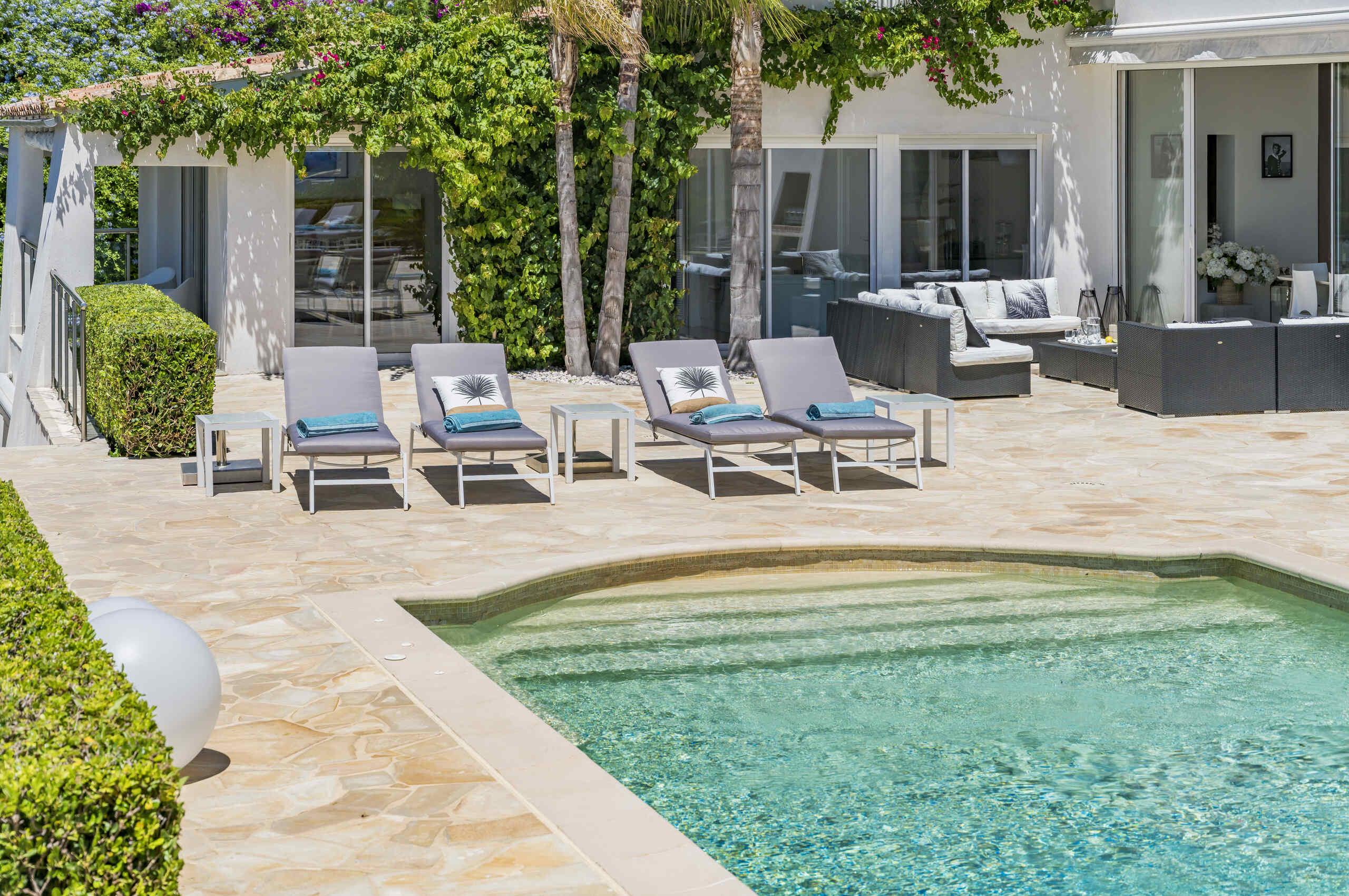 villa-cadence-pool-terrace-sunloungers-sundrenched-bright-garden-cannes