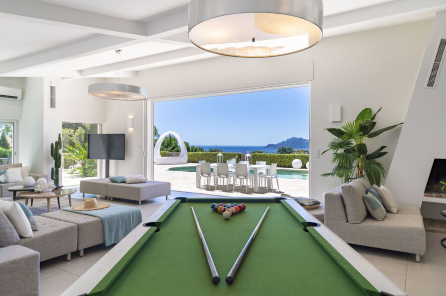 villa-cadence-pooltable-livingspace-mountainviews-oceanviews-modern-luxury-cannes
