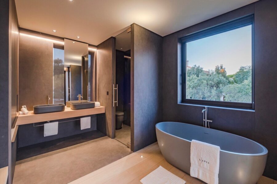 villa-cadenza-bathroom-bathtub-doublesink-views-luxury-cannes