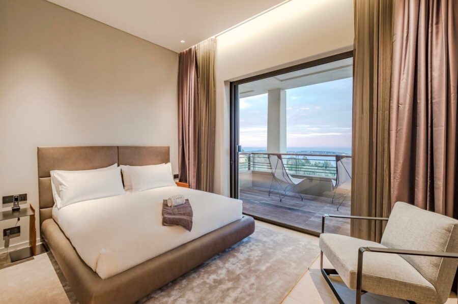 villa-cadenza-bedroom-balcony-oceanview-modern-luxury-interior-cannes