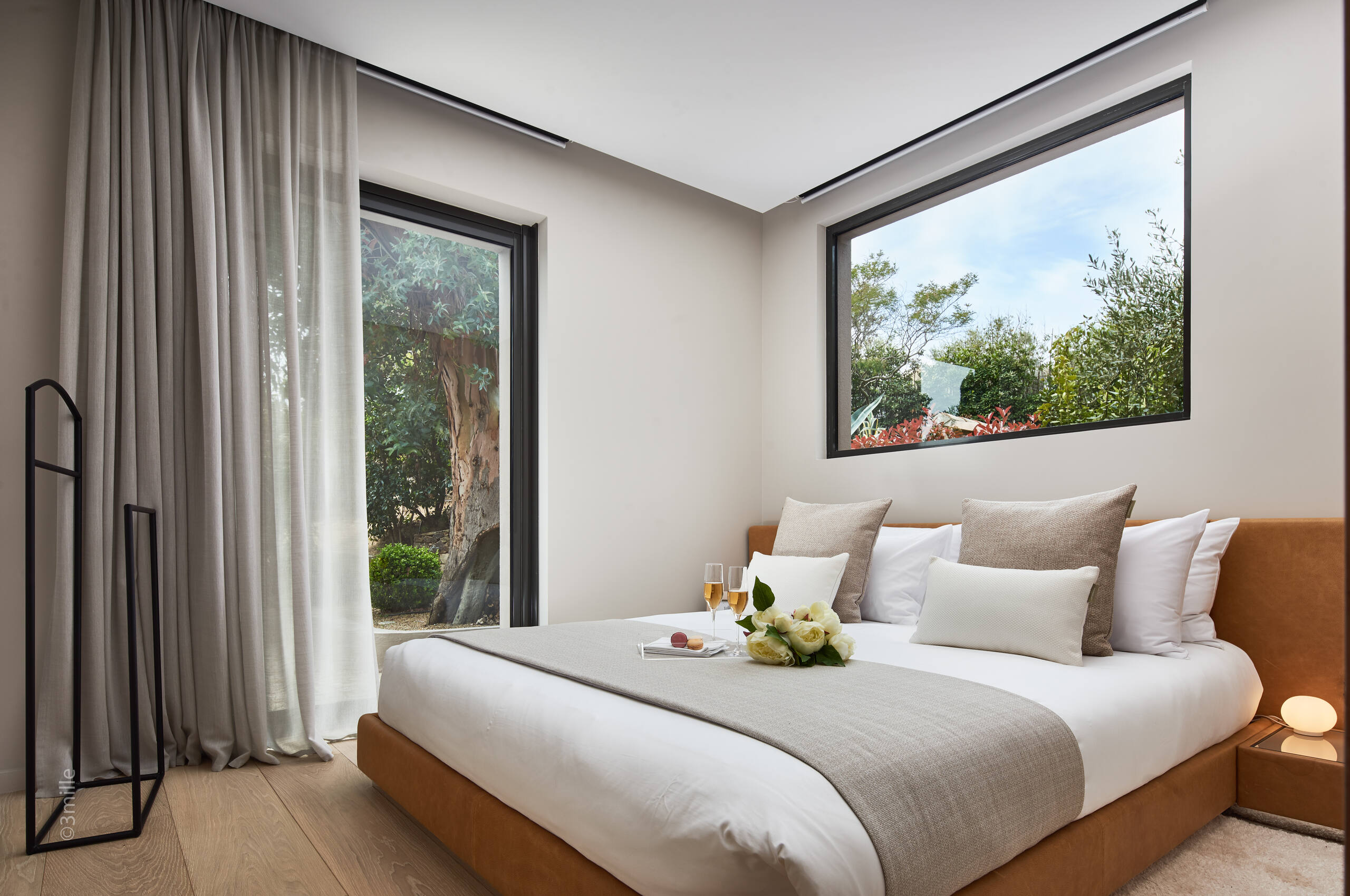 villa-cadenza-bedroom-bright-modern-luxury-design-cannes