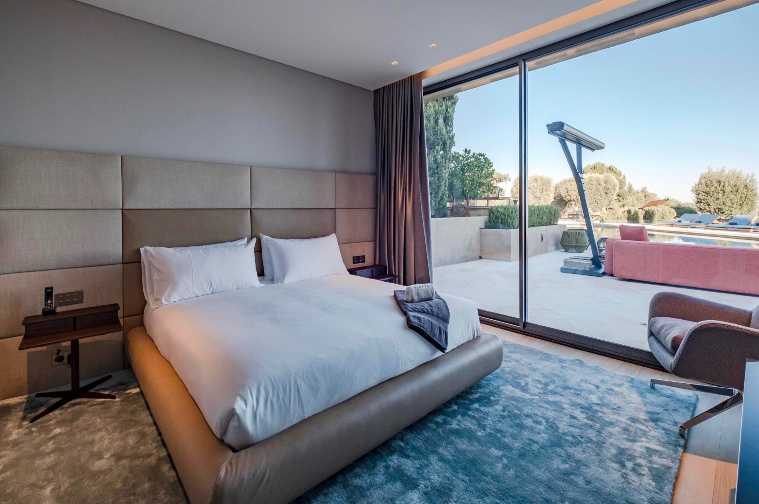 villa-cadenza-bedroom-modern-luxury-design-poolview-cannes