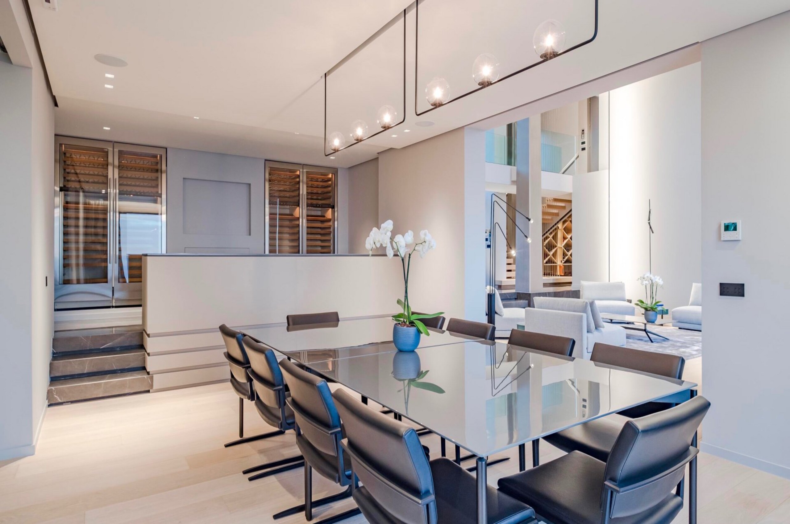 villa-cadenza-diningroom-winecellar-modern-spacious-luxury-cannes