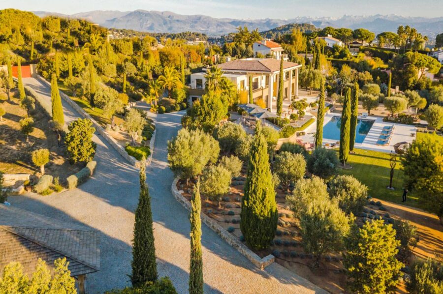 villa-cadenza-driveway-nature-frenchriviera-luxury-lifestyle-cannes