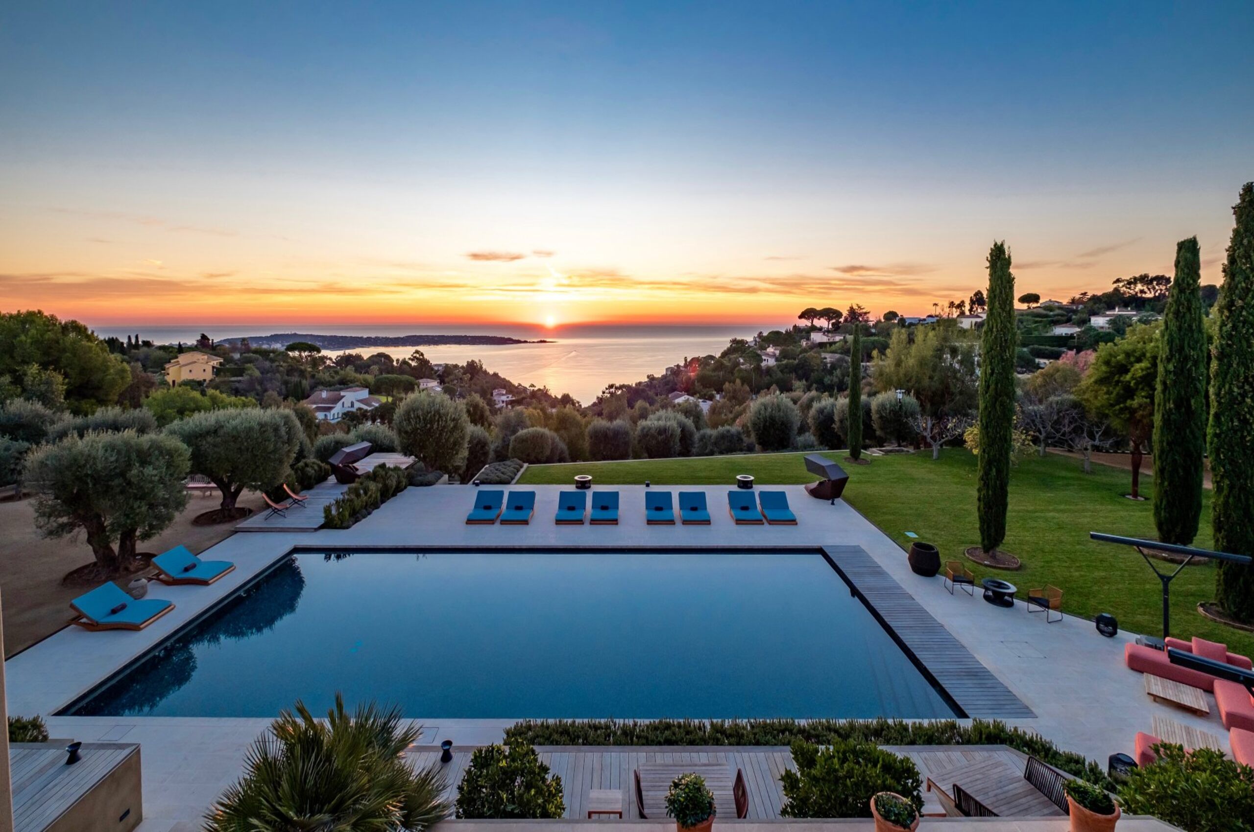 villa-cadenza-exterior-aerial-pool-oceanview-luxury-cannes