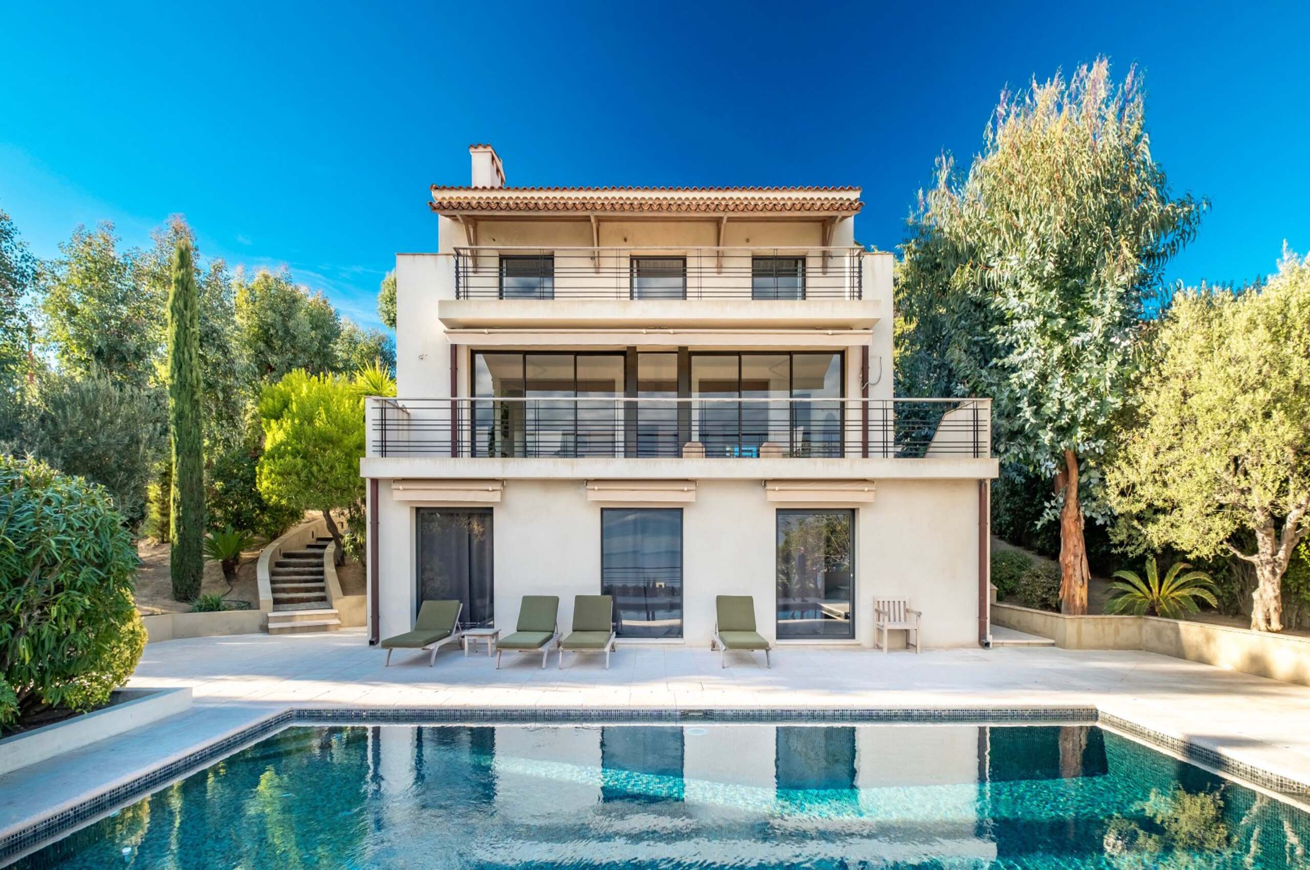 villa-cadenza-exterior-luxury-modern-rental-balcony-oceanview-pool-cannes