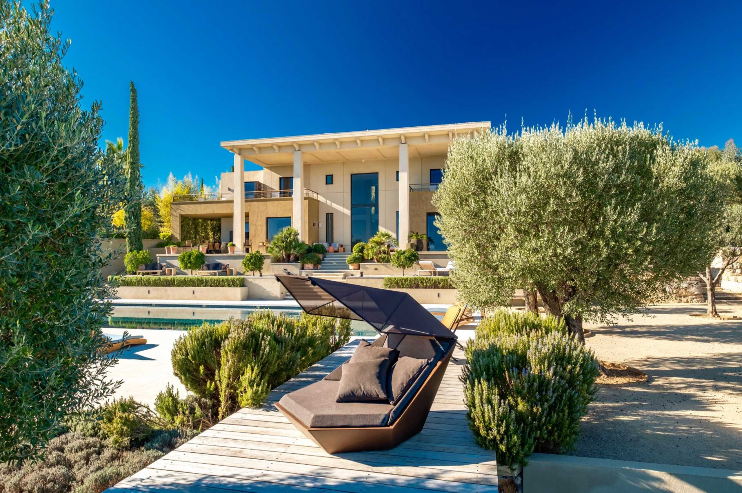 villa-cadenza-exterior-seating-nature-garden-luxury-modern-retreat-cannes