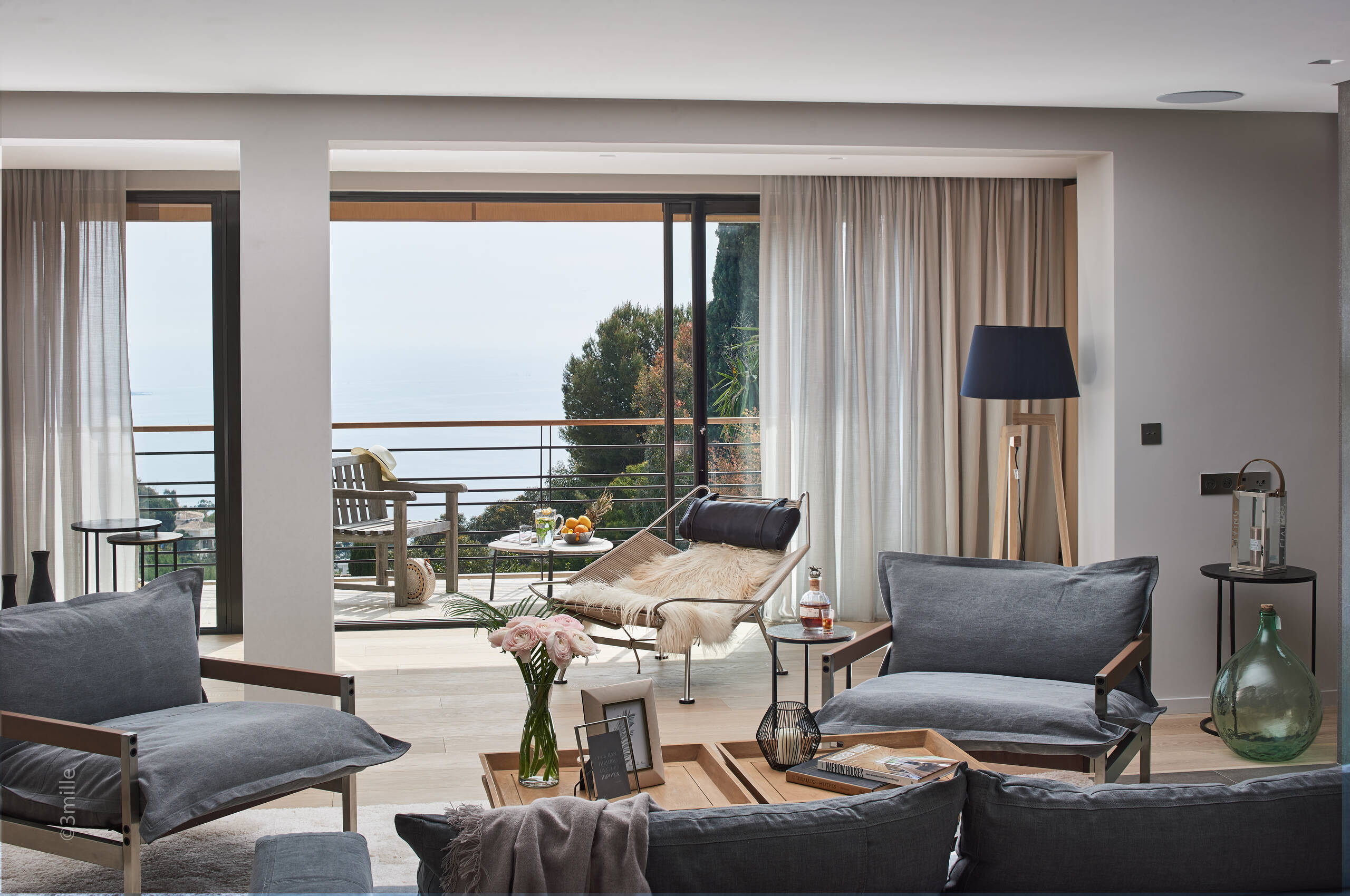 villa-cadenza-livingarea-balcony-stylish-modern-luxury-cannes