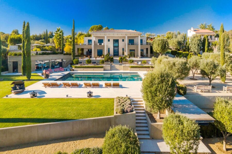 villa-cadenza-mainpage-exterior-modern-luxury-rental-spacious-cannes