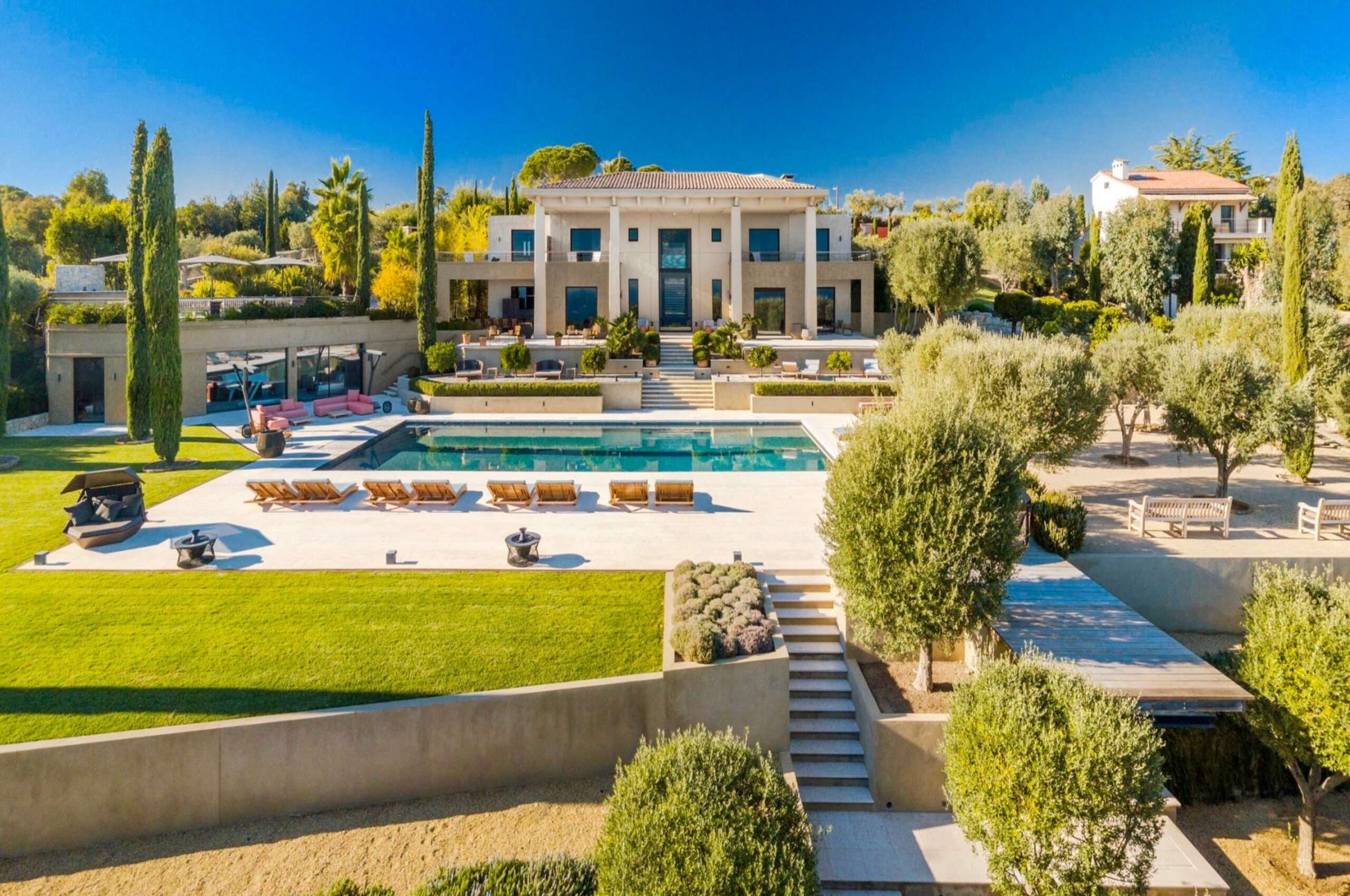 villa-cadenza-mainpage-exterior-modern-luxury-rental-spacious-cannes