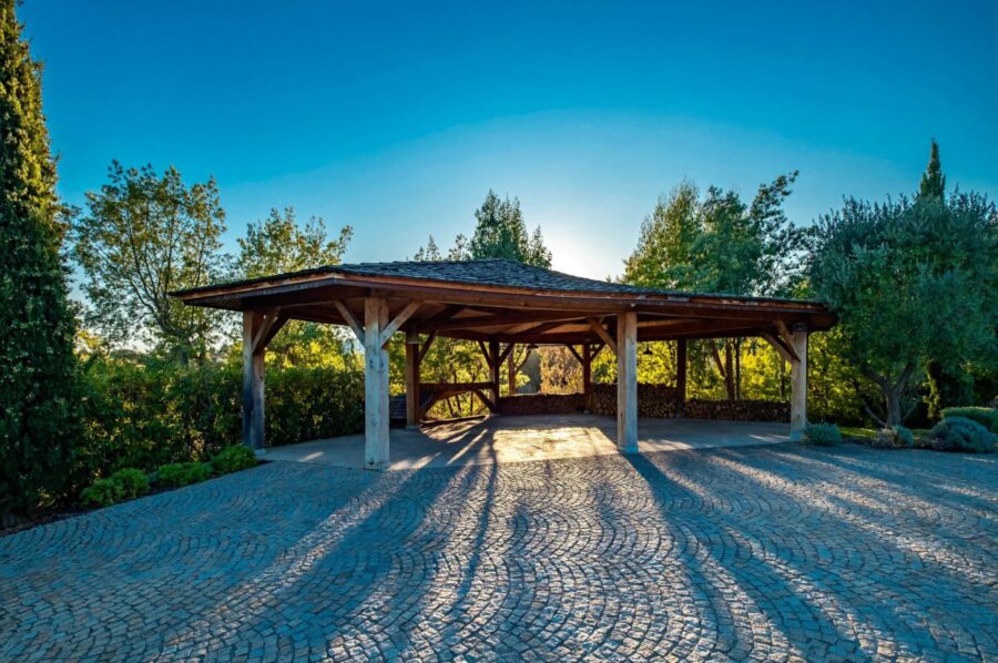 villa-cadenza-parking-driveway-cars-woodstore-cannes