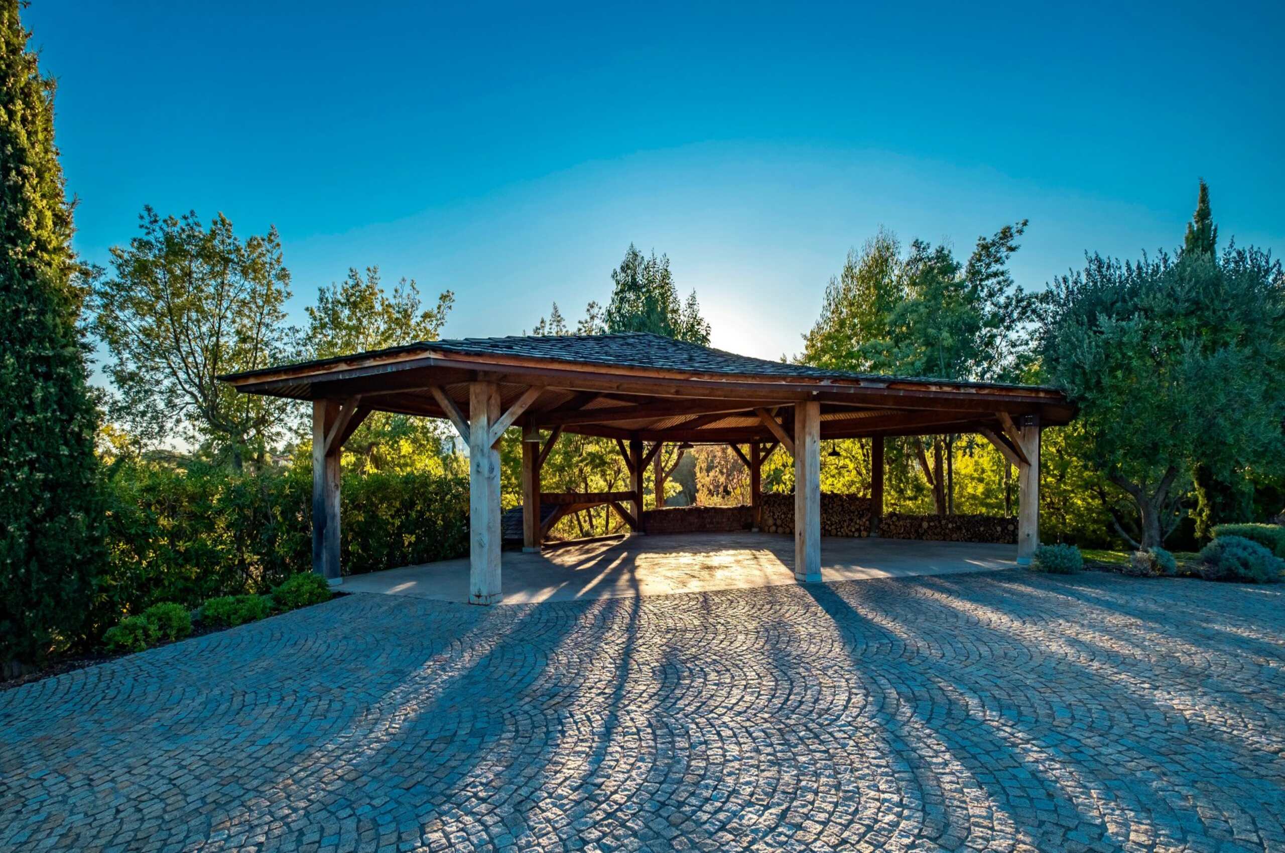 villa-cadenza-parking-driveway-cars-woodstore-cannes