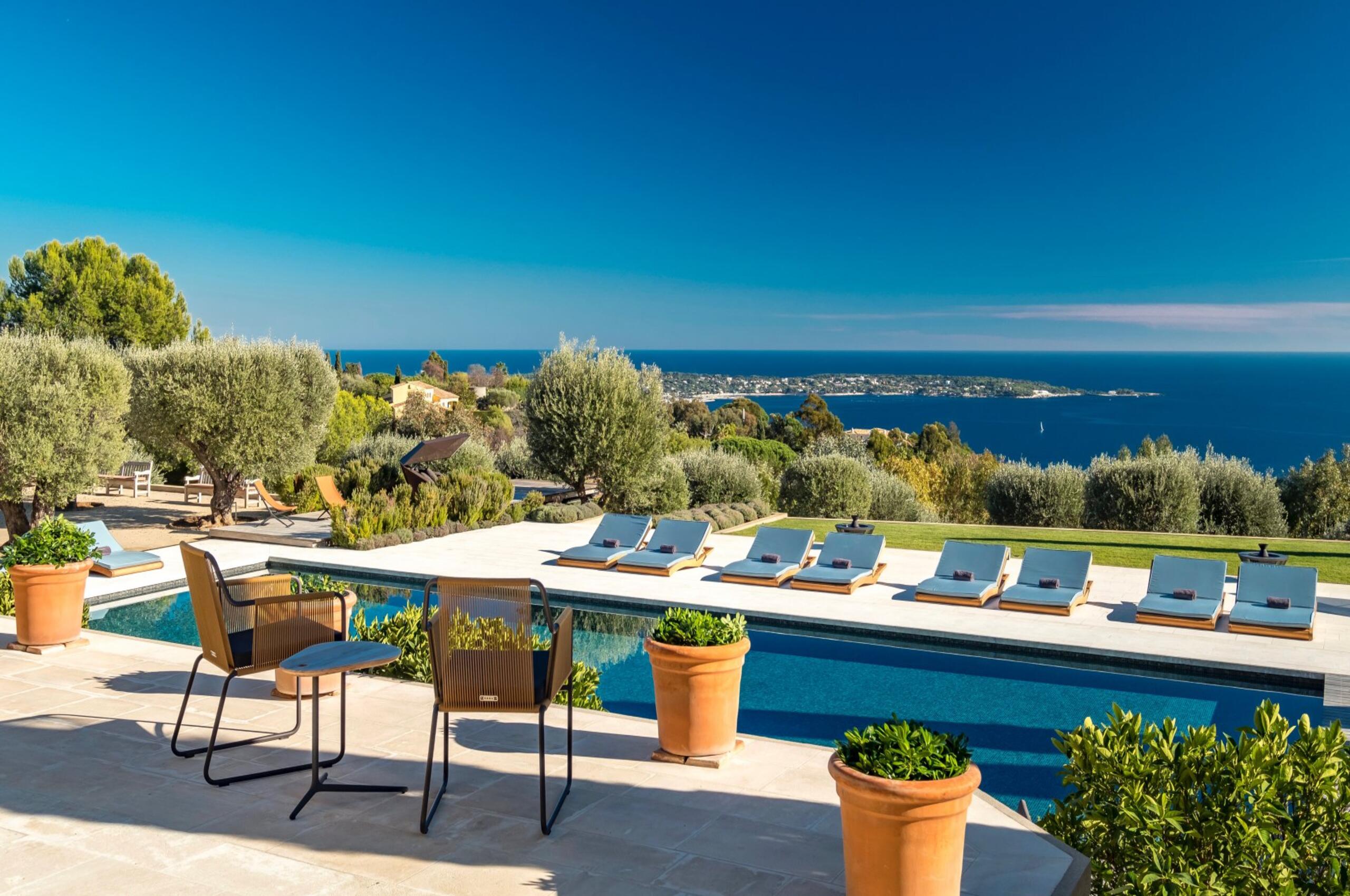 villa-cadenza-pool-sunlounger-oceanview-frenchriviera-cannes
