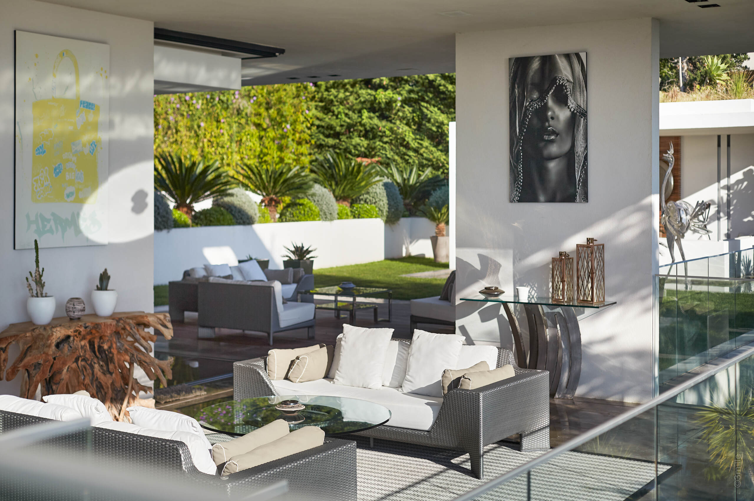 villa-caliope-balcony-artwork-unique-stylish-modern-luxury-interiordesign-cannes