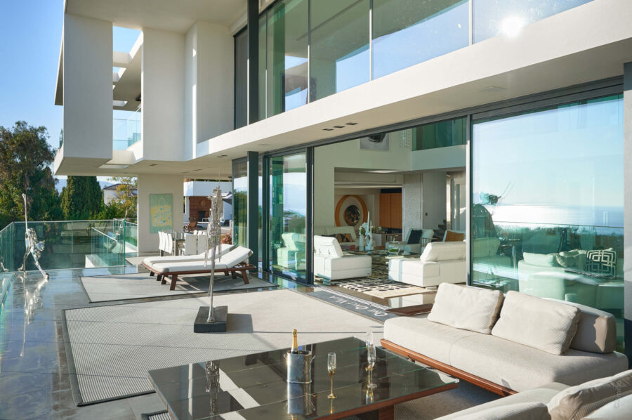 villa-caliope-balcony-modern-luxury-furnishing-oceanview-cannes