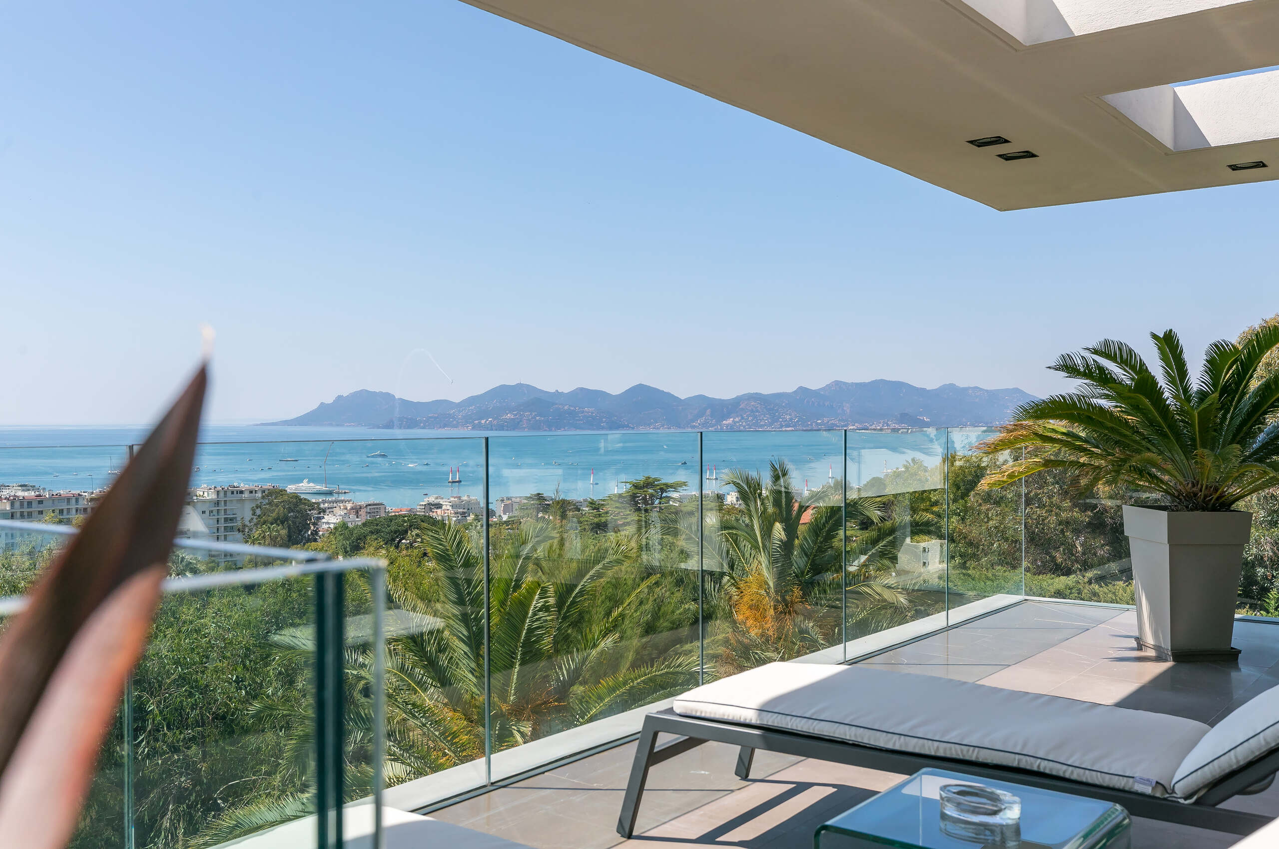 villa-caliope-balcony-oceanview-mountainview-frenchriviera-cannes