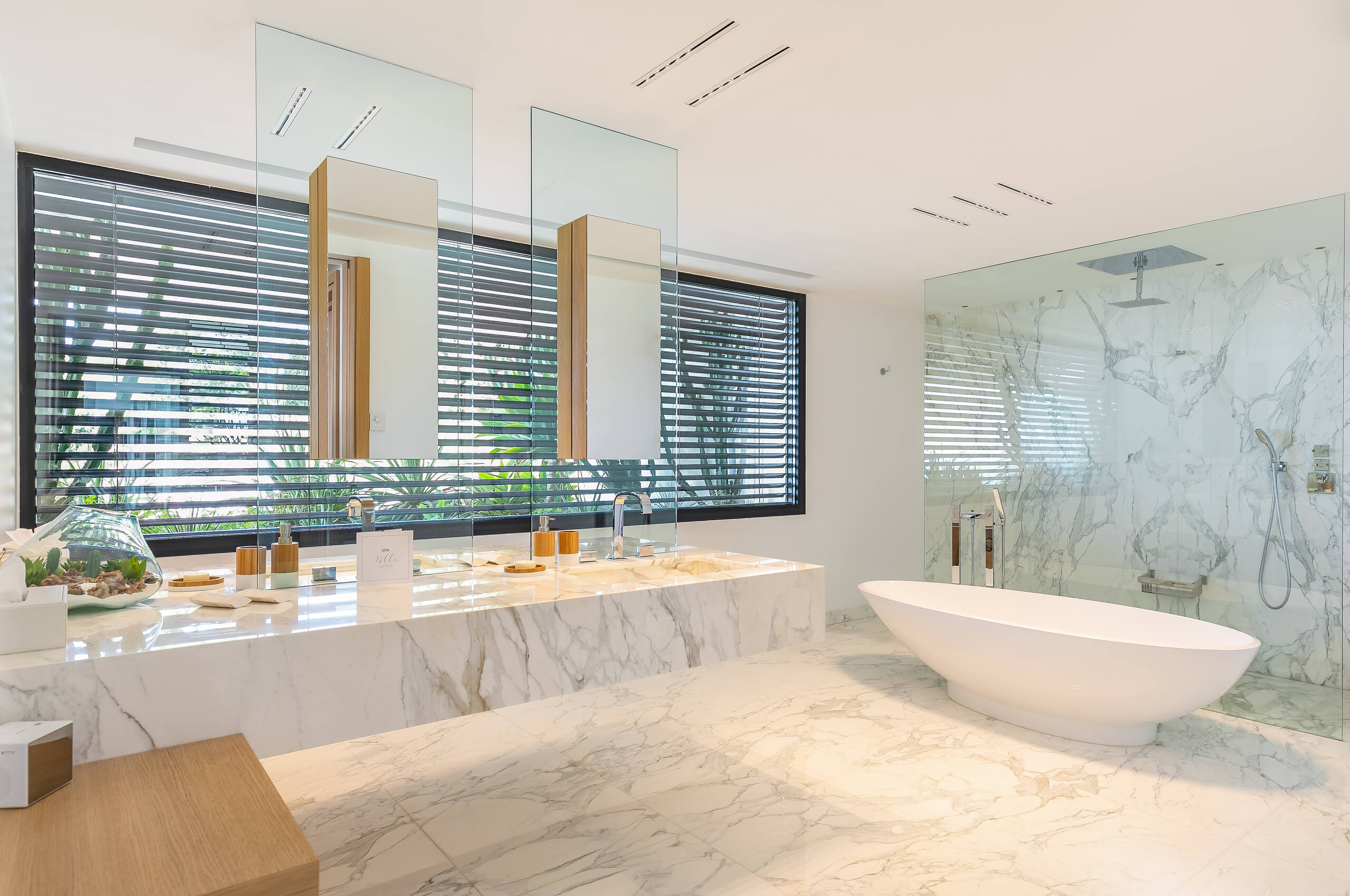 villa-caliope-bathroom-bathtub-luxury-marble-interior-cannes