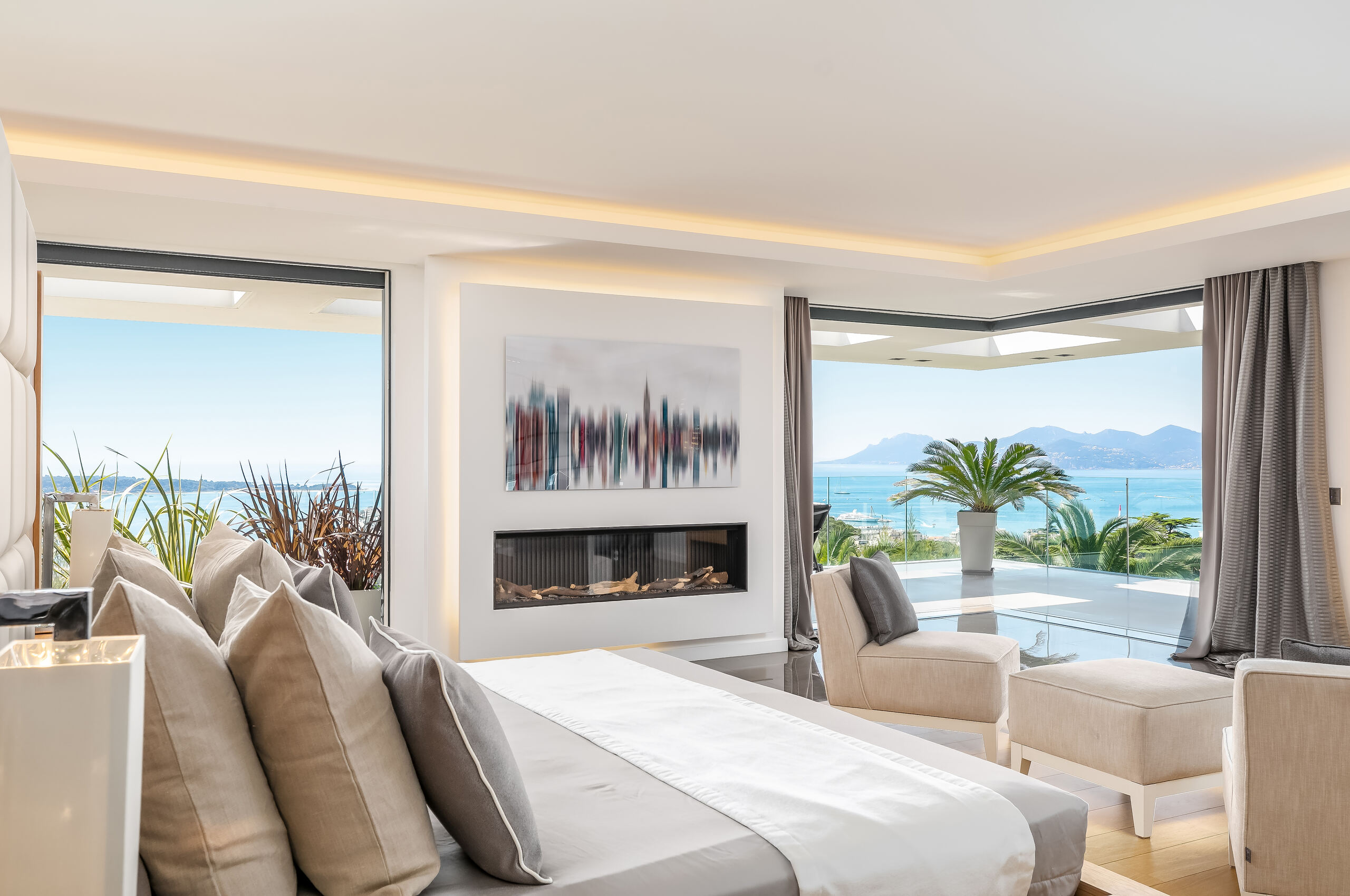 villa-caliope-bedroom-balcony-oceanview-fireplace-luxury-interiordesign-cannes