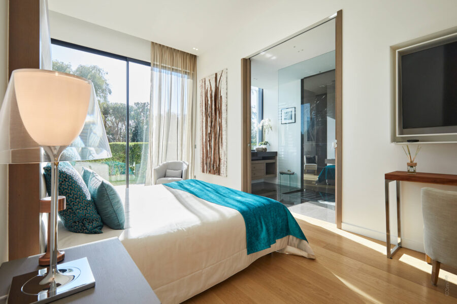 villa-caliope-bedroom-modern-luxury-furnishings-gardenview-ensuite-cannes