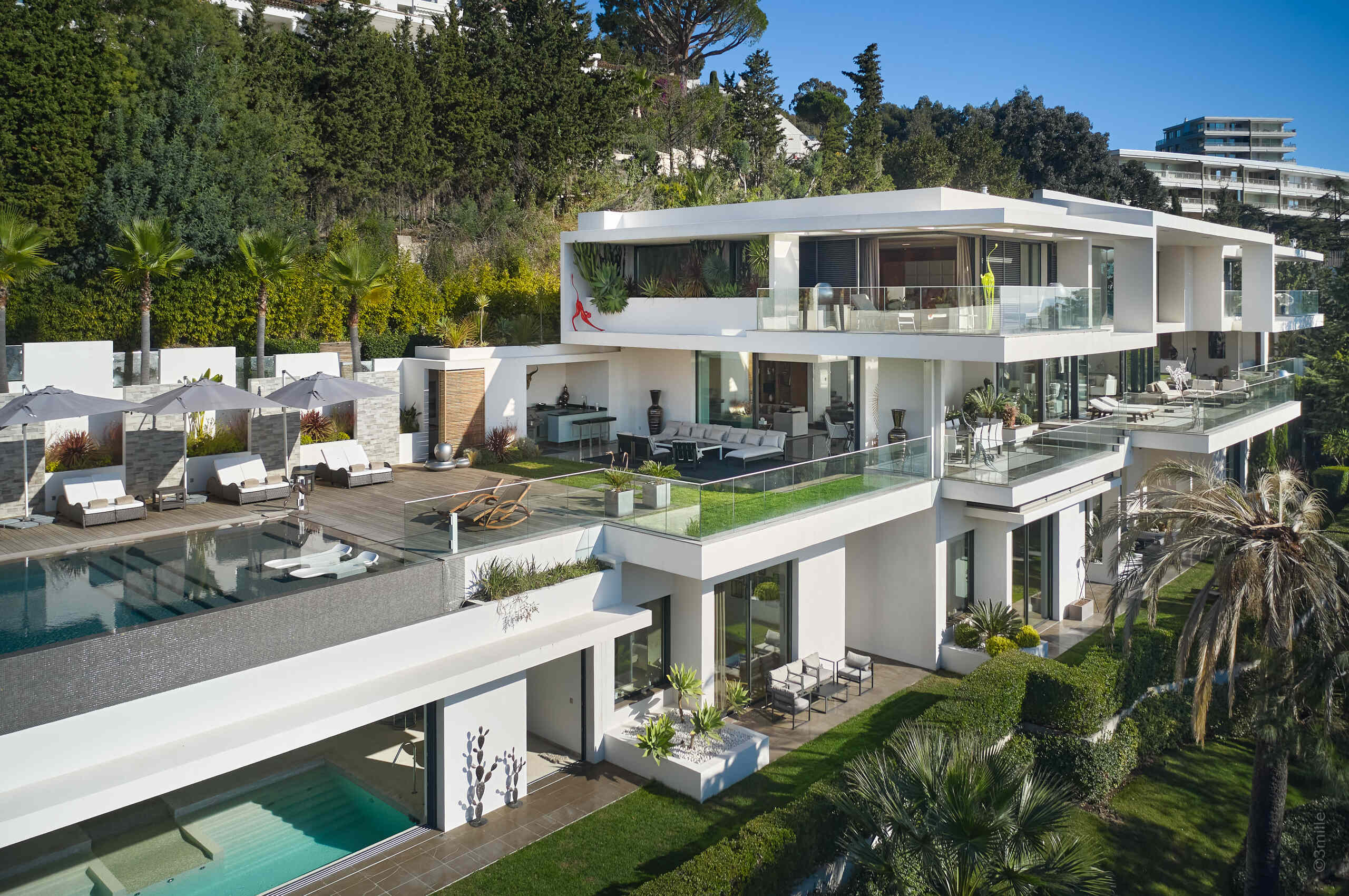 villa-caliope-exterior-modern-luxury-architecture-infinitypool-frenchriviera-cannes