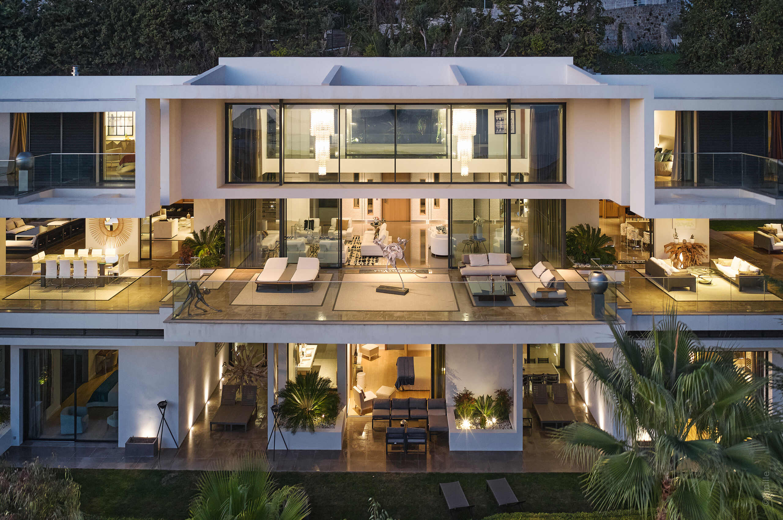 villa-caliope-exterior-modern-spacious-luxury-architecture-cannes