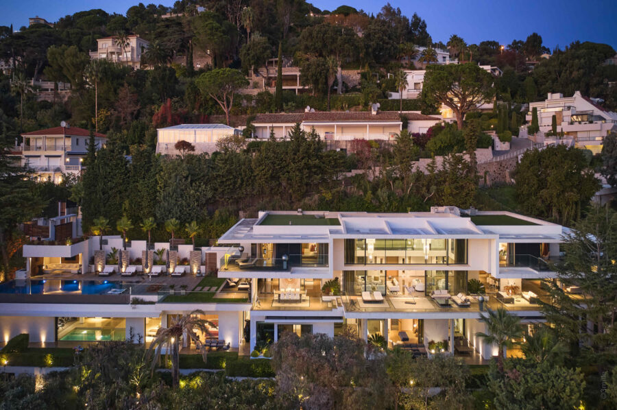 villa-caliope-exterior-night-modern-luxury-desgin-deluxe-rental-cannes
