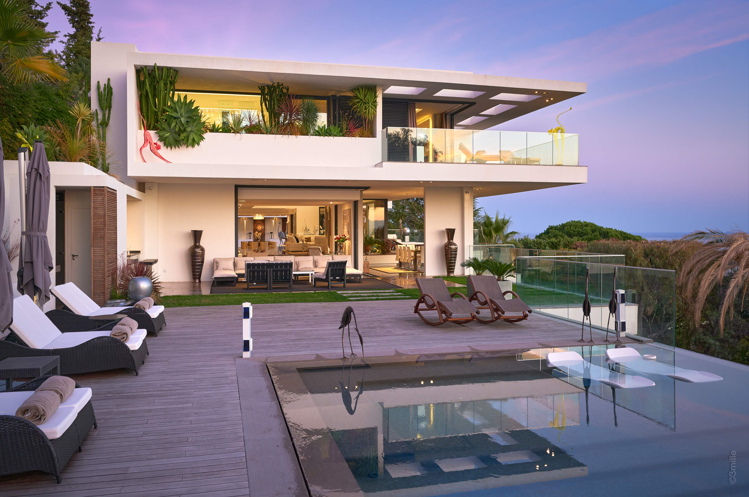 villa-caliope-exterior-sunset-infinitypool-decking-luxury-retreat-cannes