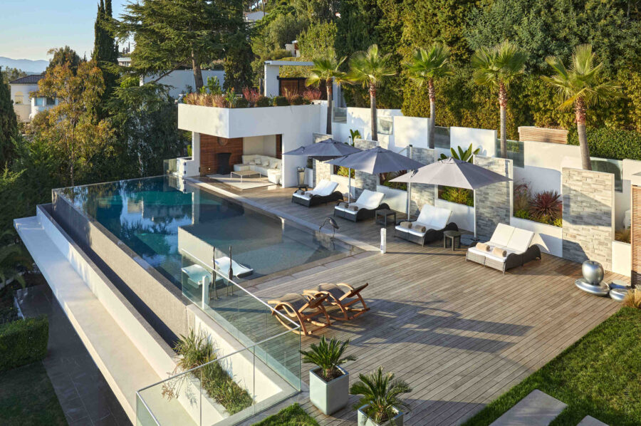 villa-caliope-infinitypool-decking-poolhouse-oceanview-modern-luxury-cannes