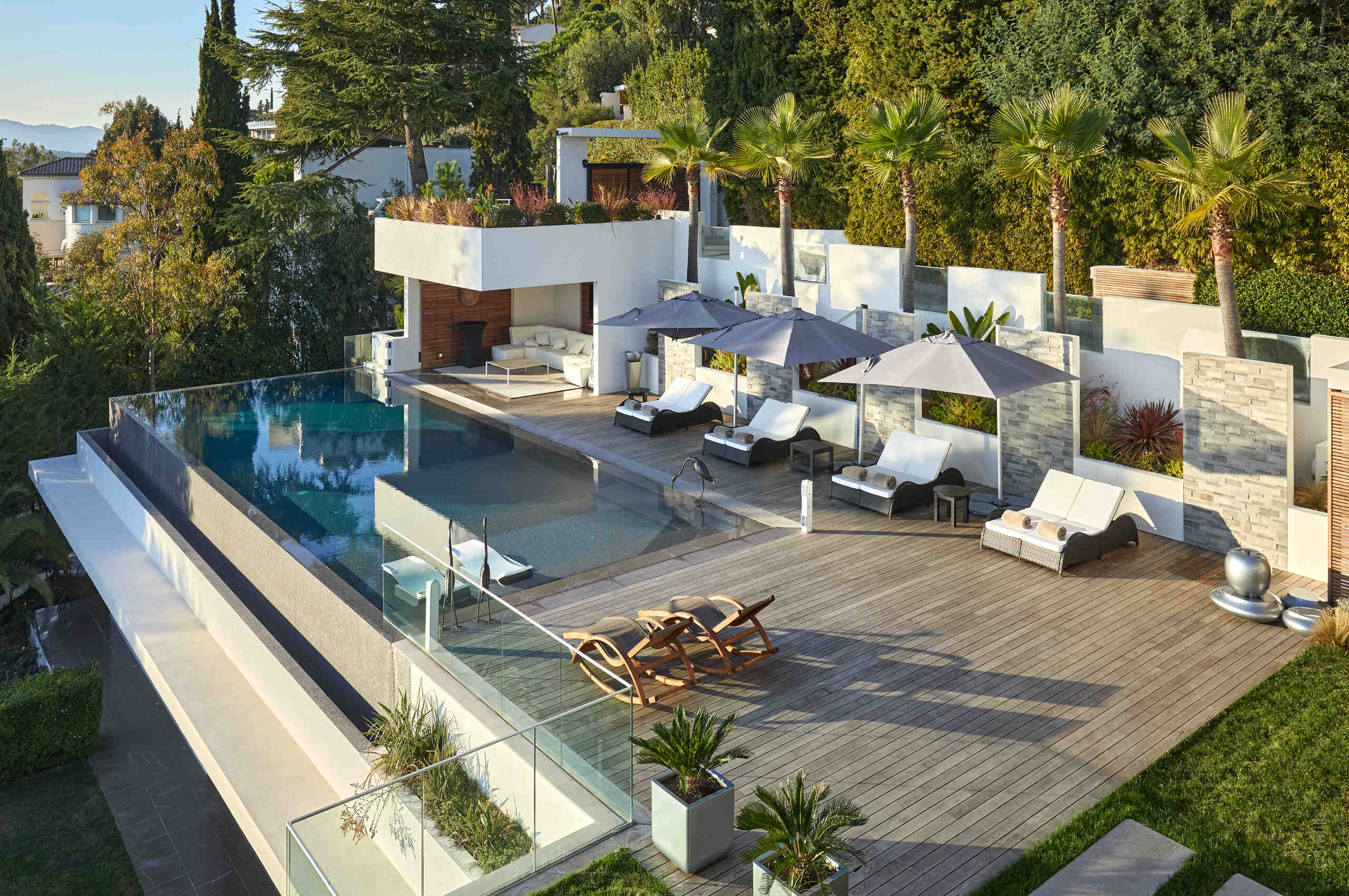 villa-caliope-infinitypool-decking-poolhouse-oceanview-modern-luxury-cannes
