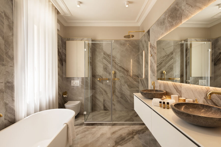 villa-caliretta-bathroom-doublesink-bath-marble-modern-luxury-design-cannes