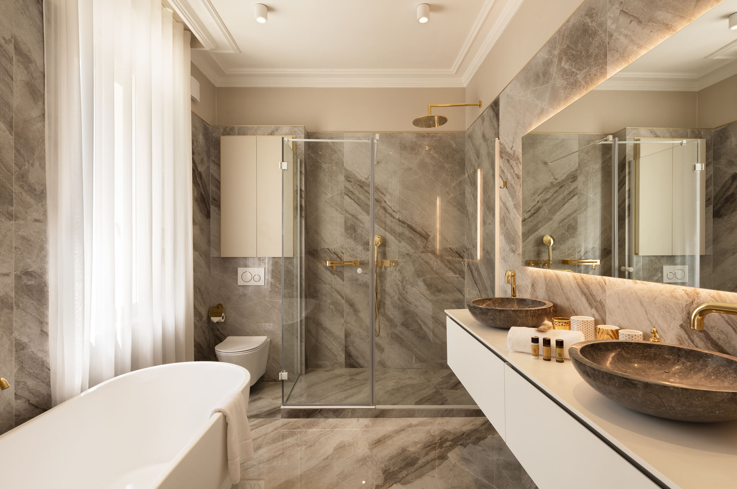 villa-caliretta-bathroom-doublesink-bath-marble-modern-luxury-design-cannes