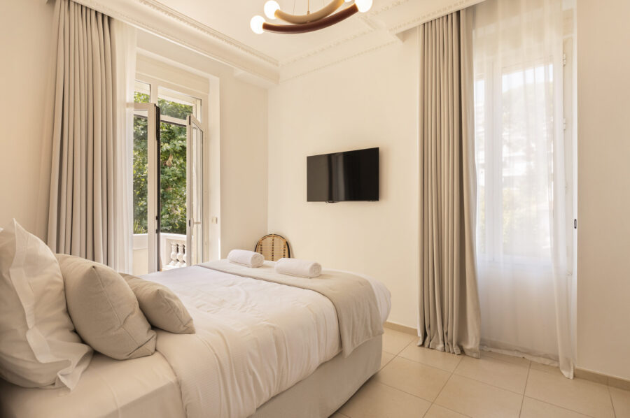 villa-caliretta-bedroom-balcony-tv-luxury-modern-design-cannes