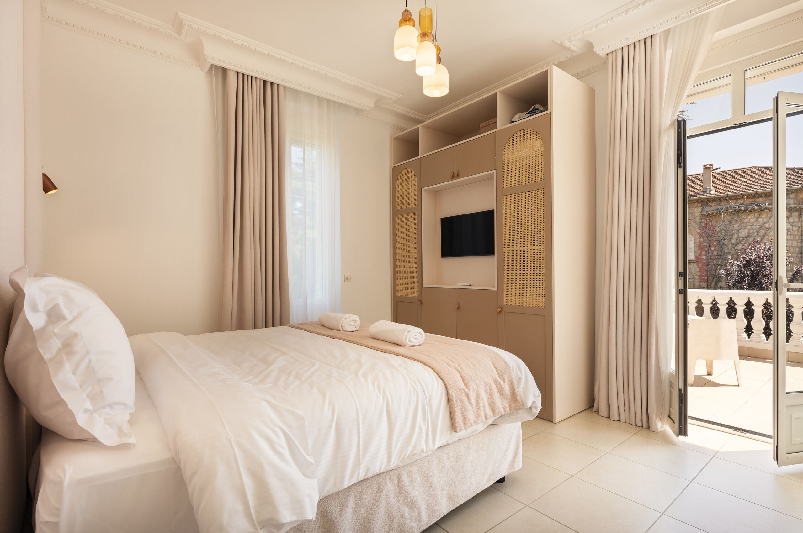 villa-caliretta-bedroom-balcony-views-modern-luxury-cannes