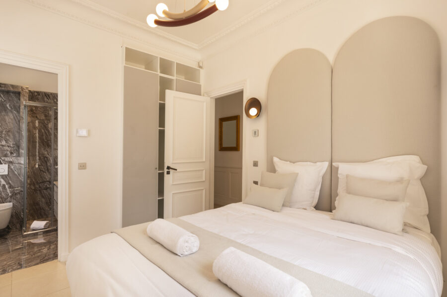 villa-caliretta-bedroom-ensuite-luxury-modern-timeless-interior-cannes