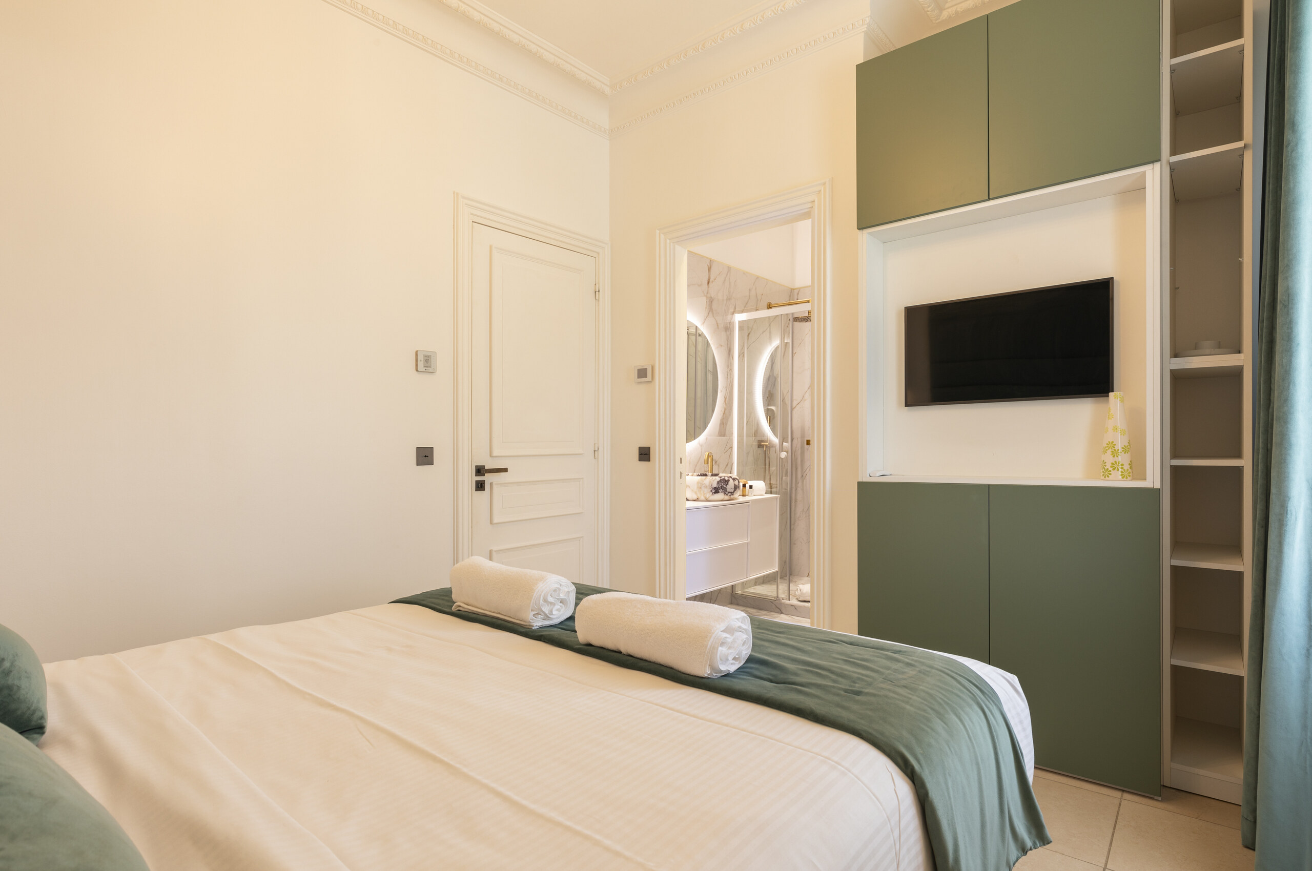 villa-caliretta-bedroom-ensuite-modern-sophisticated-luxury-cannes