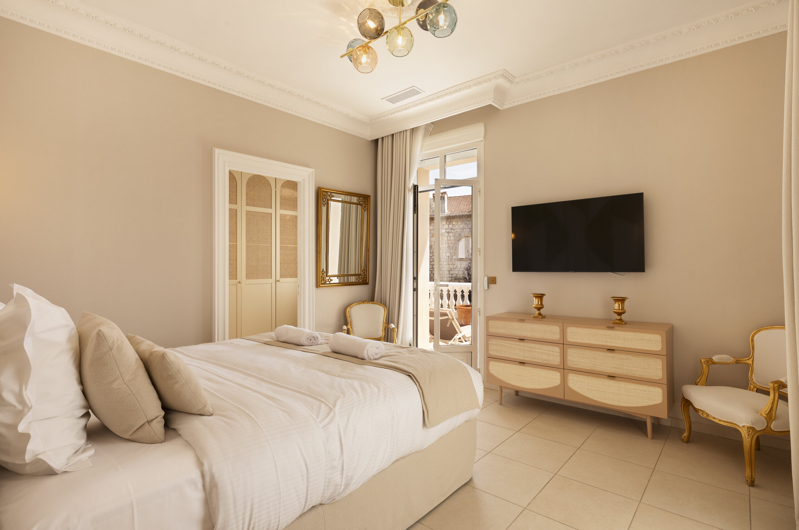 villa-caliretta-bedroom-luxury-interior-design-balcony-cannes