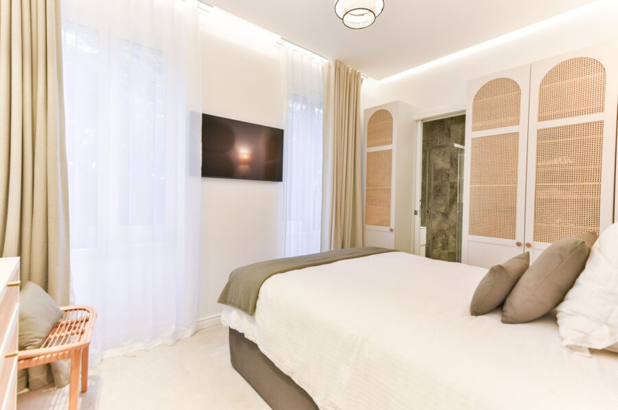 villa-caliretta-bedroom-tranquil-modern-luxury-interior-design-peaceful-cannes