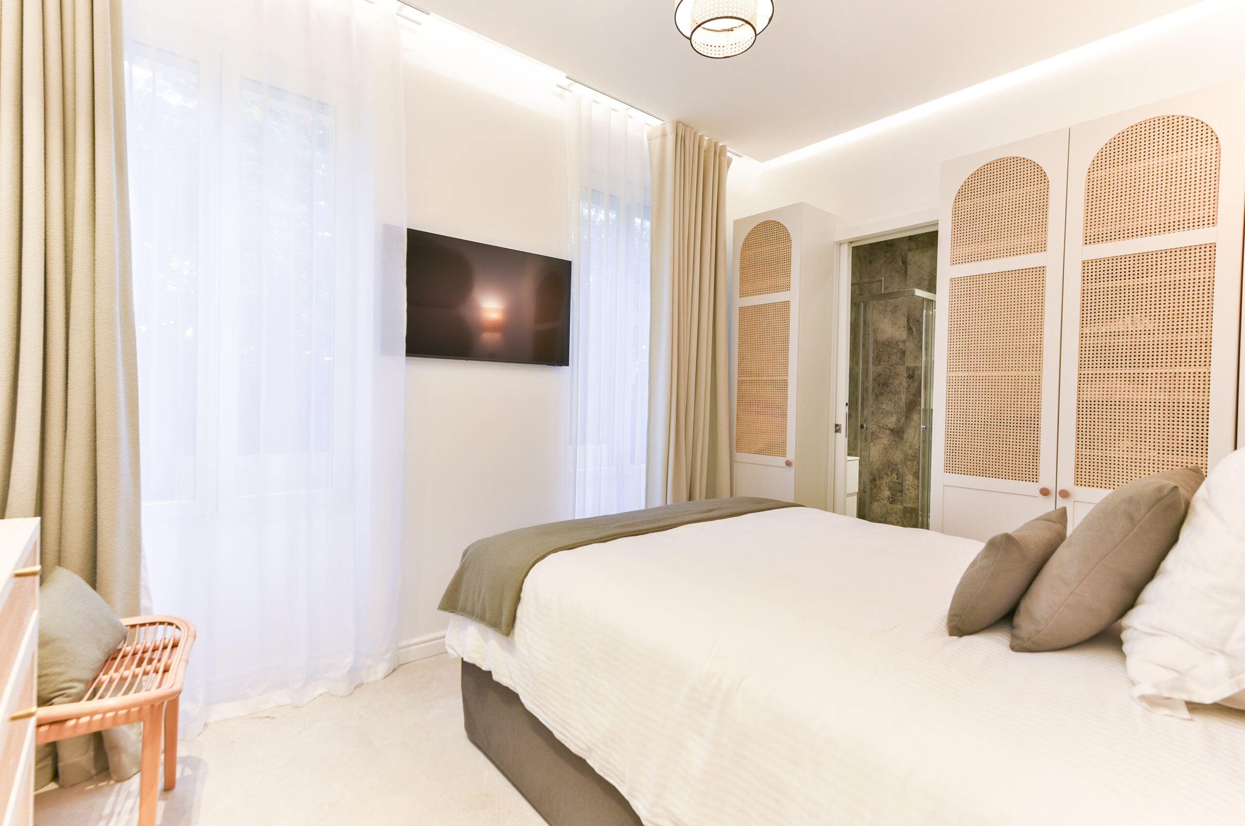 villa-caliretta-bedroom-tranquil-modern-luxury-interior-design-peaceful-cannes