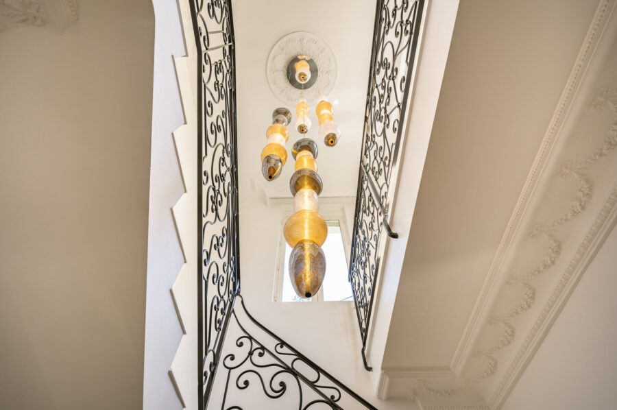 villa-caliretta-chandelier-hanginglight-artwork-staircase-luxury-cannes