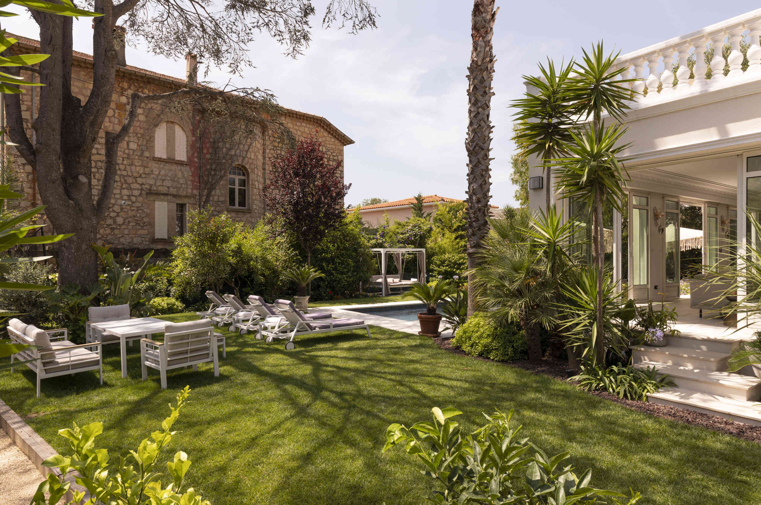 villa-caliretta-garden-poolside-tropical-retreat-cannes