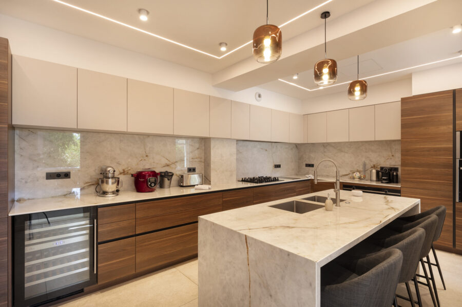 villa-caliretta-kitchen-island-breakfastbar-luxury-modern-cannes