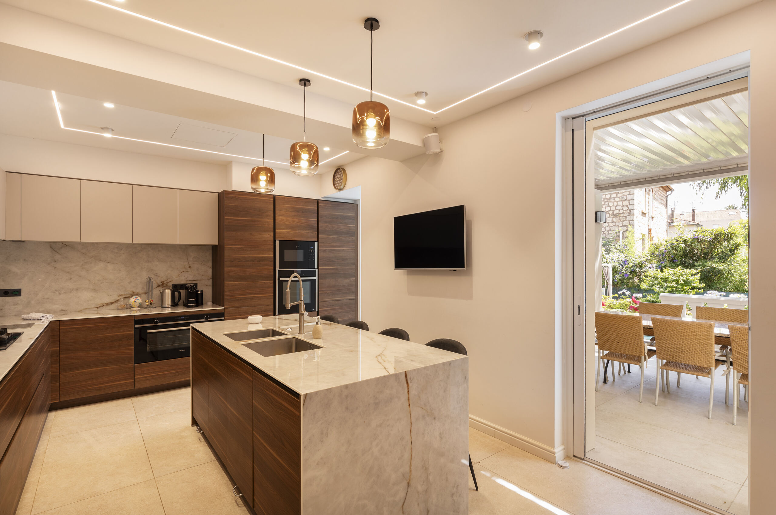 villa-caliretta-kitchen-outdoordining-sleek-modern-luxury-cannes