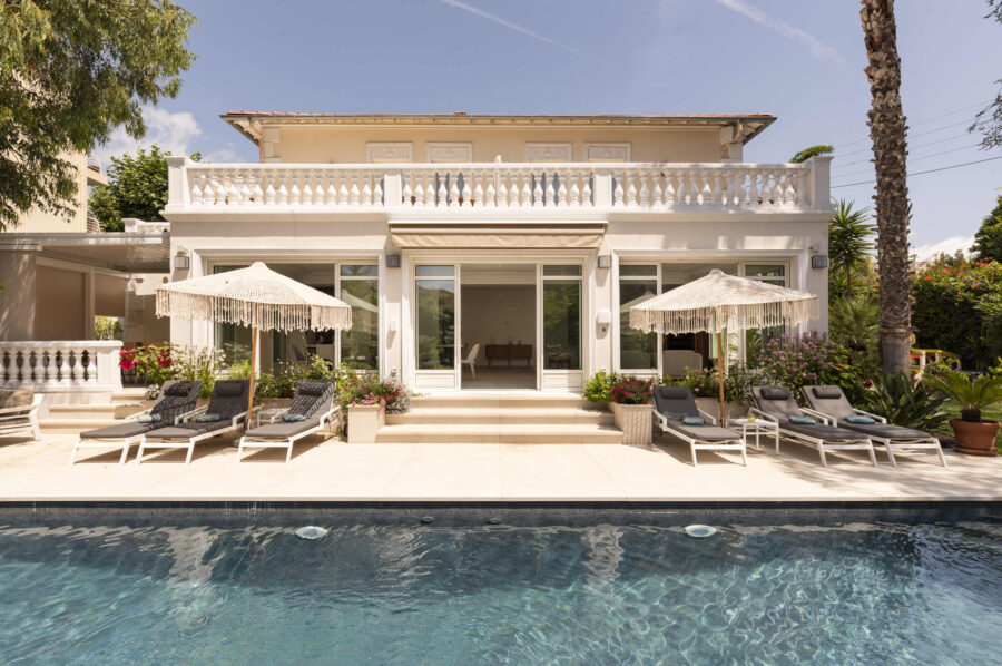 villa-caliretta-mainpage-exeterior-pool-sunlounger-luxury-modern-retreat-cannes