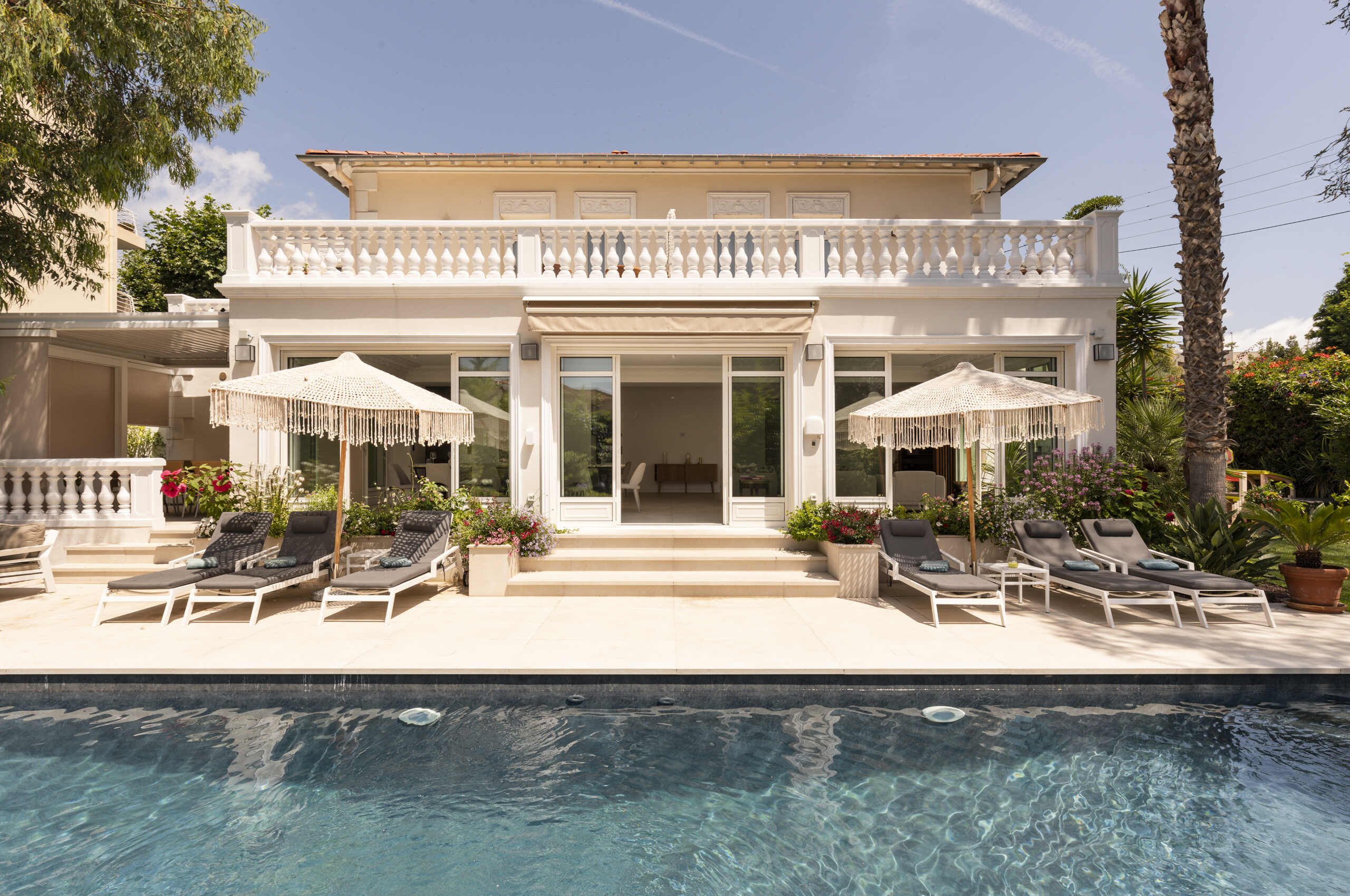 villa-caliretta-mainpage-exeterior-pool-sunlounger-luxury-modern-retreat-cannes