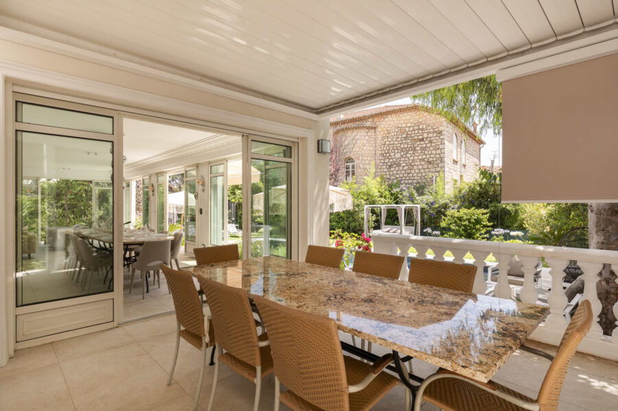 villa-caliretta-outdoordining-alfresco-veranda-garden-luxury-cannes
