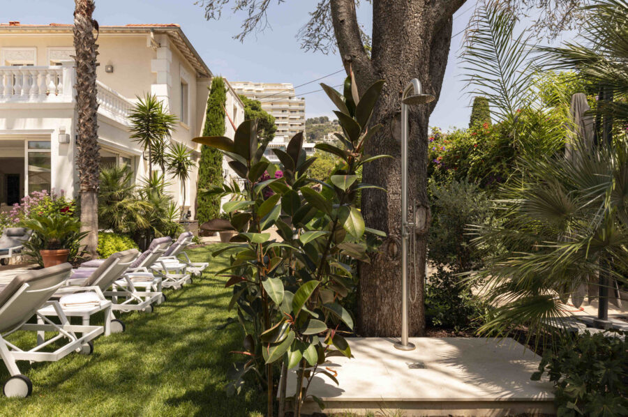 villa-caliretta-outdoorshower-garden-pool-luxury-retreat-cannes