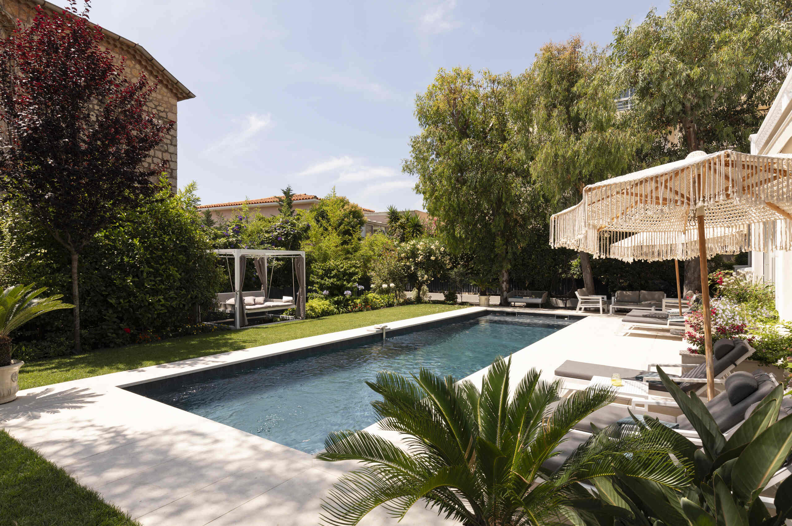 villa-caliretta-poolside-garden-peaceful-retreat-luxury-cannes